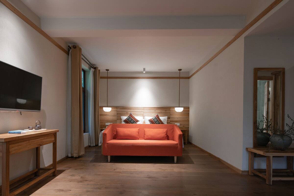 Værelse | Gratis minibar, pengeskab på værelset, skrivebord, mørklægningsgardiner