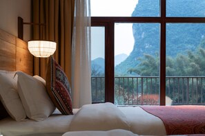 Kamar | Minibar gratis, brankas, didekorasi berbeda-beda, dan meja kerja