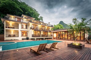 Kolam renang indoor dan kolam renang outdoor, dengan payung kolam renang