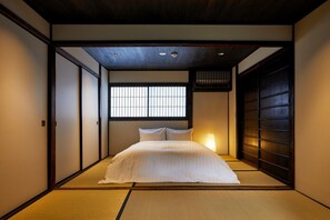 传统独立别墅, 2 间卧室 (Japanese Style, Semi open air bath) | 2 多间卧室、高档床上用品、羽绒被、客房内保险箱