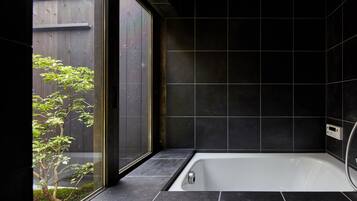 Casa tradicional, 2 habitaciones (Japanese Style, Semi open air bath) | Baño | Tina y regadera independientes y amenidades de baño de diseñador