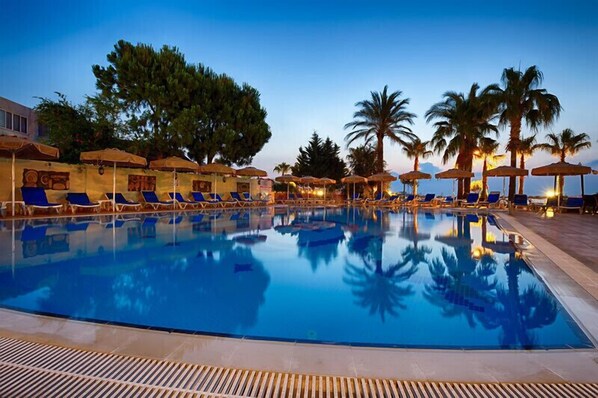 Außenpool, Sonnenschirme, Liegestühle