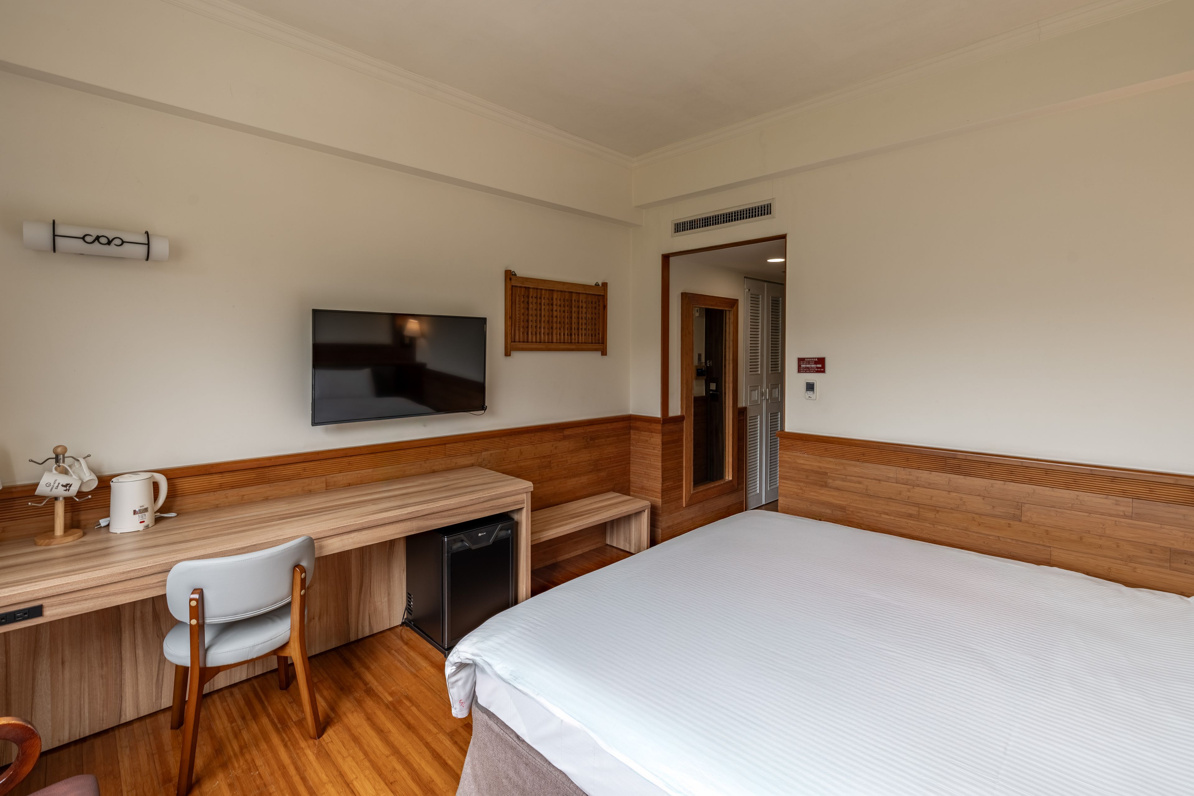 Signature Suite, 1 Queen Bed, Mountain View | Living area | 40-inch LCD TV with digital channels, TV, books