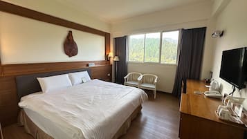 Signature Suite, 1 Queen Bed, Mountain View | Premium bedding, down comforters, free minibar, desk