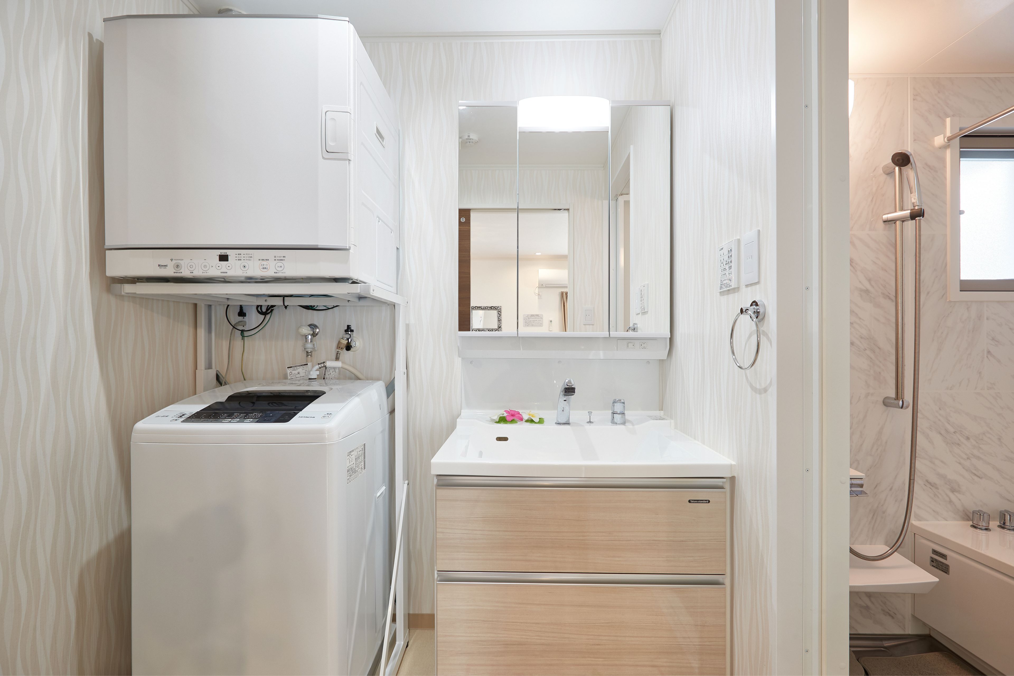 combined shower/bathtub, deep-soaking bathtub, free toiletries