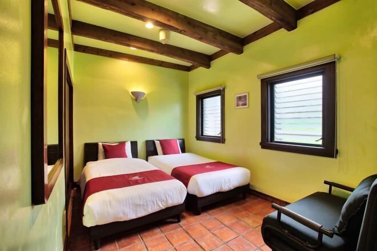 1 habitación, decoración personalizada, escritorio y cortinas blackout