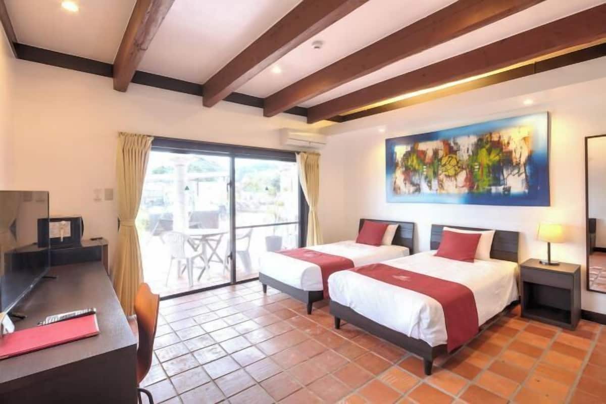1 habitación, decoración personalizada, escritorio y cortinas blackout
