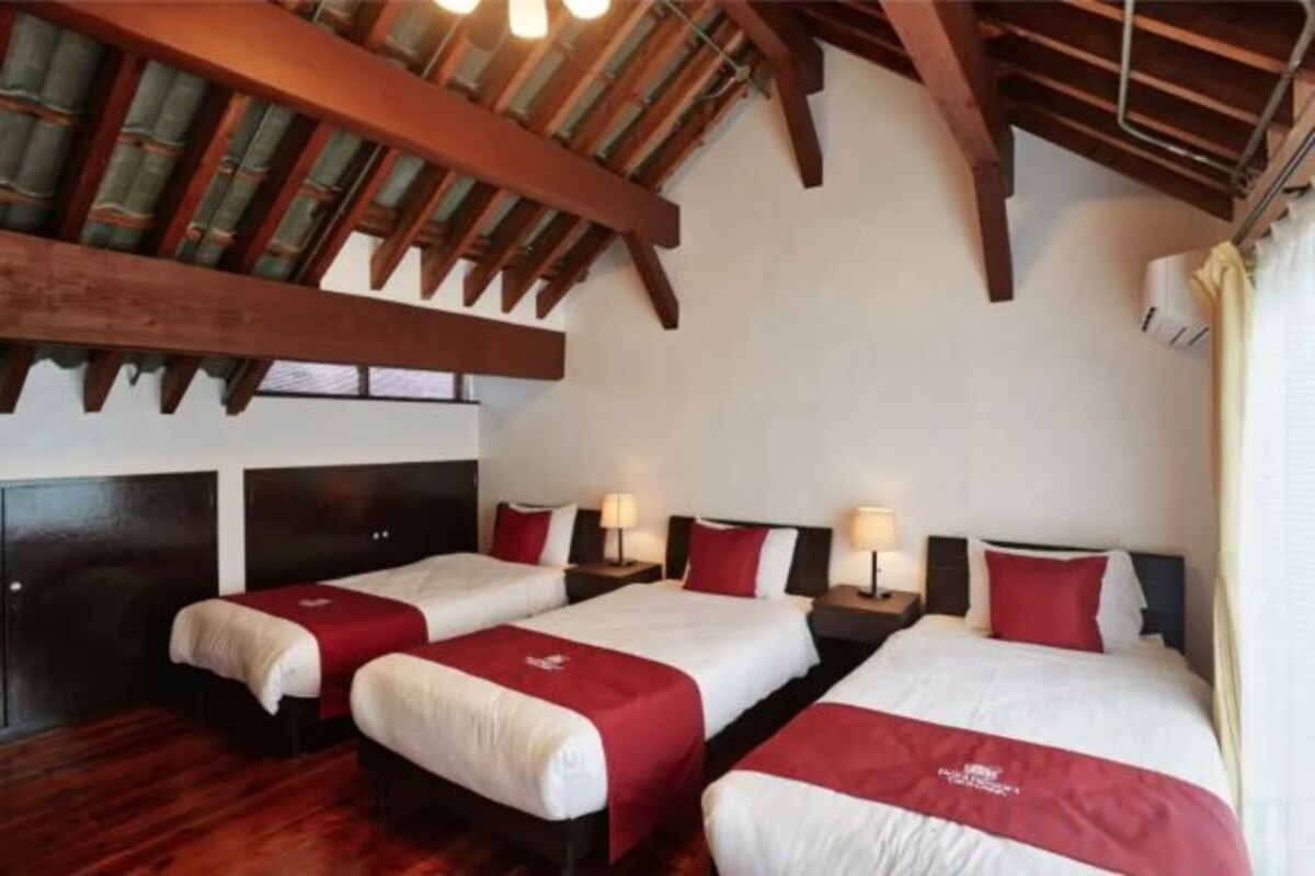Escritorio, cortinas blackout, wifi gratis y decoración personalizada 