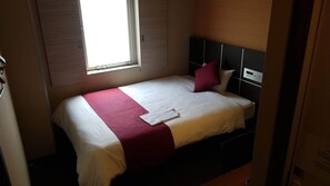 Een bureau, een strijkplank/strijkijzer, gratis wifi, beddengoed