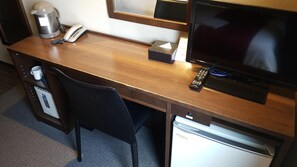 Een bureau, een strijkplank/strijkijzer, gratis wifi, beddengoed
