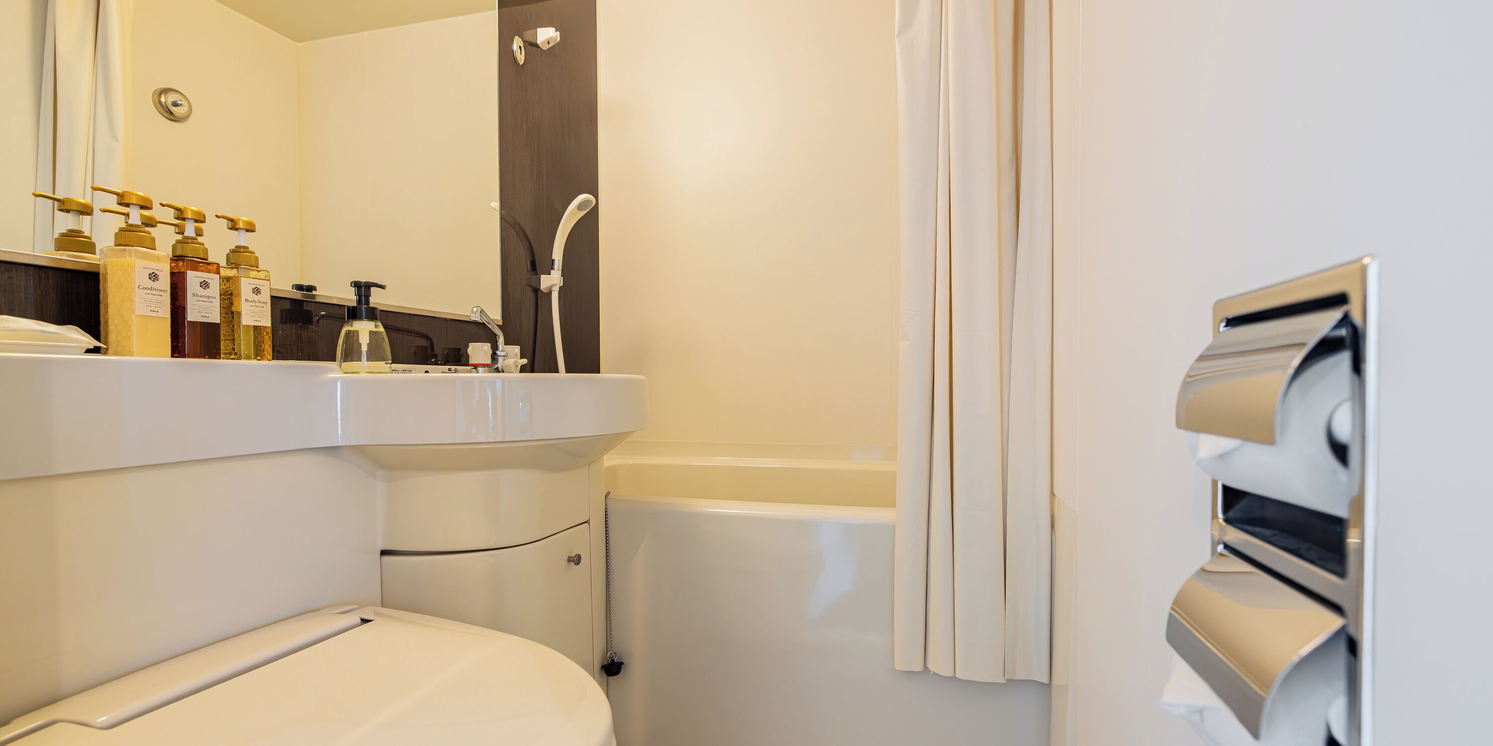 Un baño con inodoro, lavabo y ducha.