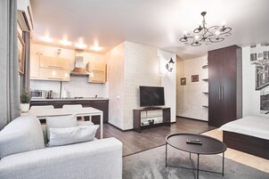 Superior-Studio (Gorodskoi Val street 9) | Wohnbereich | Fernseher