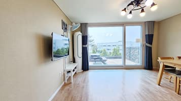 Family Room (25 PY) | Blackout drapes, free WiFi