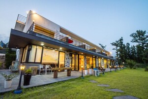 Fachada de la propiedad por la tarde o noche