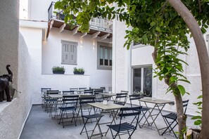Outdoor dining - Gambello Luxury Rooms (Nafplio)