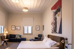 Suite – junior | Safe på rommet, skrivebord, lydisolert og strykejern/-brett