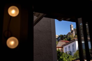 华丽双人房 | 客房内保险箱、办公桌、隔音、熨斗/熨衣板