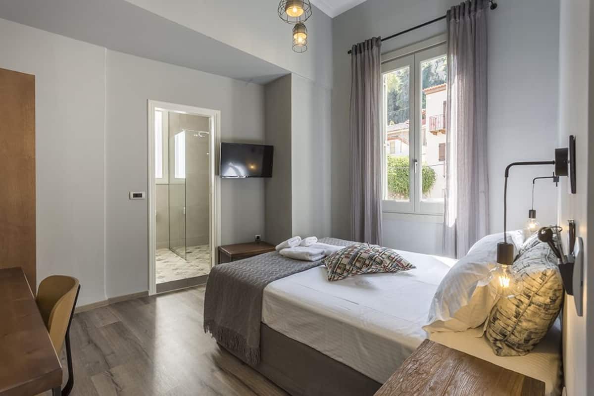 Standard Double Room | 1 bedroom, in-room safe, desk, soundproofing