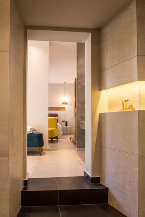 华丽双人房 | 客房内保险箱、办公桌、隔音、熨斗/熨衣板