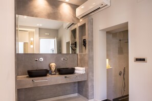 Quarto casal luxo | Pia do banheiro
