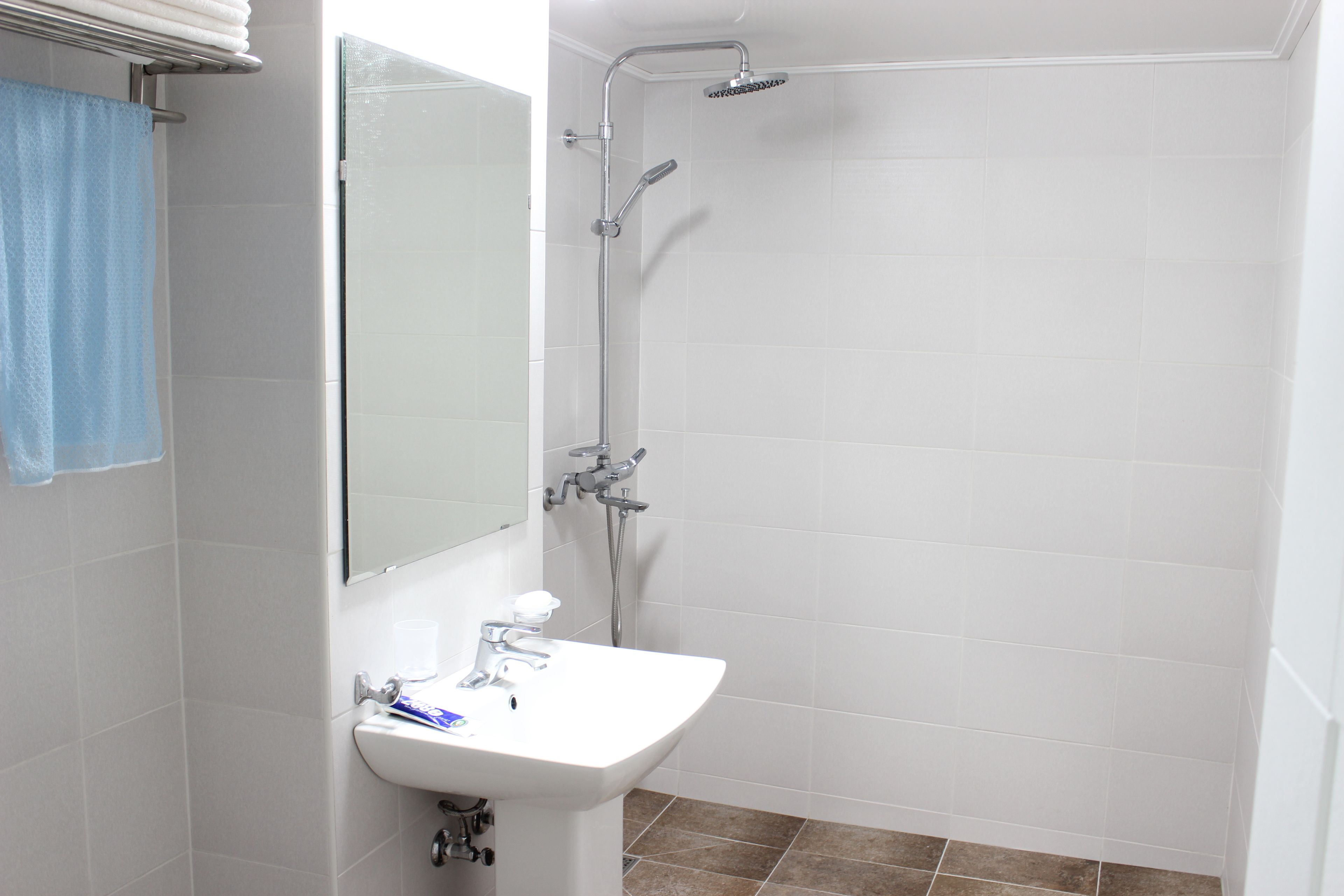 family room (39 sqm.) | bathroom | shower, free toiletries, hair dryer, towels