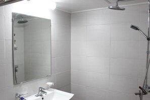 Quarto standard (19 sqm.) | Banheiro | Chuveiro, produtos de toalete grátis, secador de cabelo 