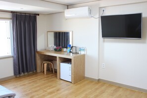 Familienzimmer (39 sqm.) | Wohnbereich | Flachbildfernseher