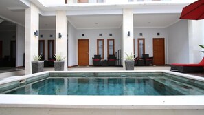 Piscina externa, espreguiçadeiras