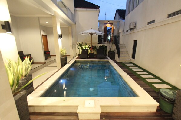 Piscina externa, espreguiçadeiras