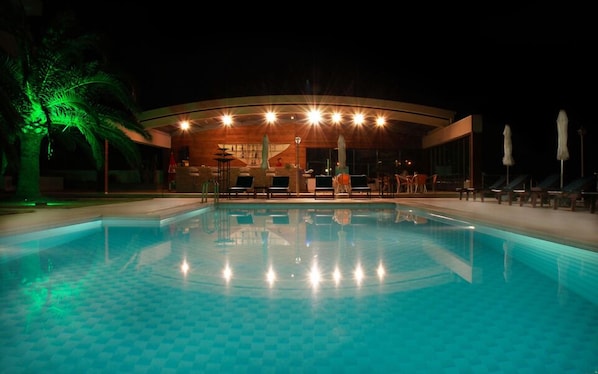 Una piscina al aire libre de temporada (de 10:00 a 19:00), sombrillas