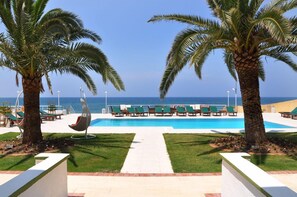Seasonal outdoor pool, open 10:00 AM to 7:00 PM, pool umbrellas - Hotel Palm Beach Arsuz (Arsuz)
