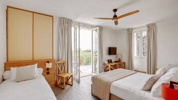 Superior trippelrum - eget badrum - utsikt mot vingÄrd (Chambre) | 1 sovrum