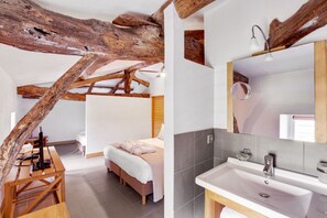 Standard-Dreibettzimmer, mit Bad, Blick auf den Weinberg (Chambre Atypique )