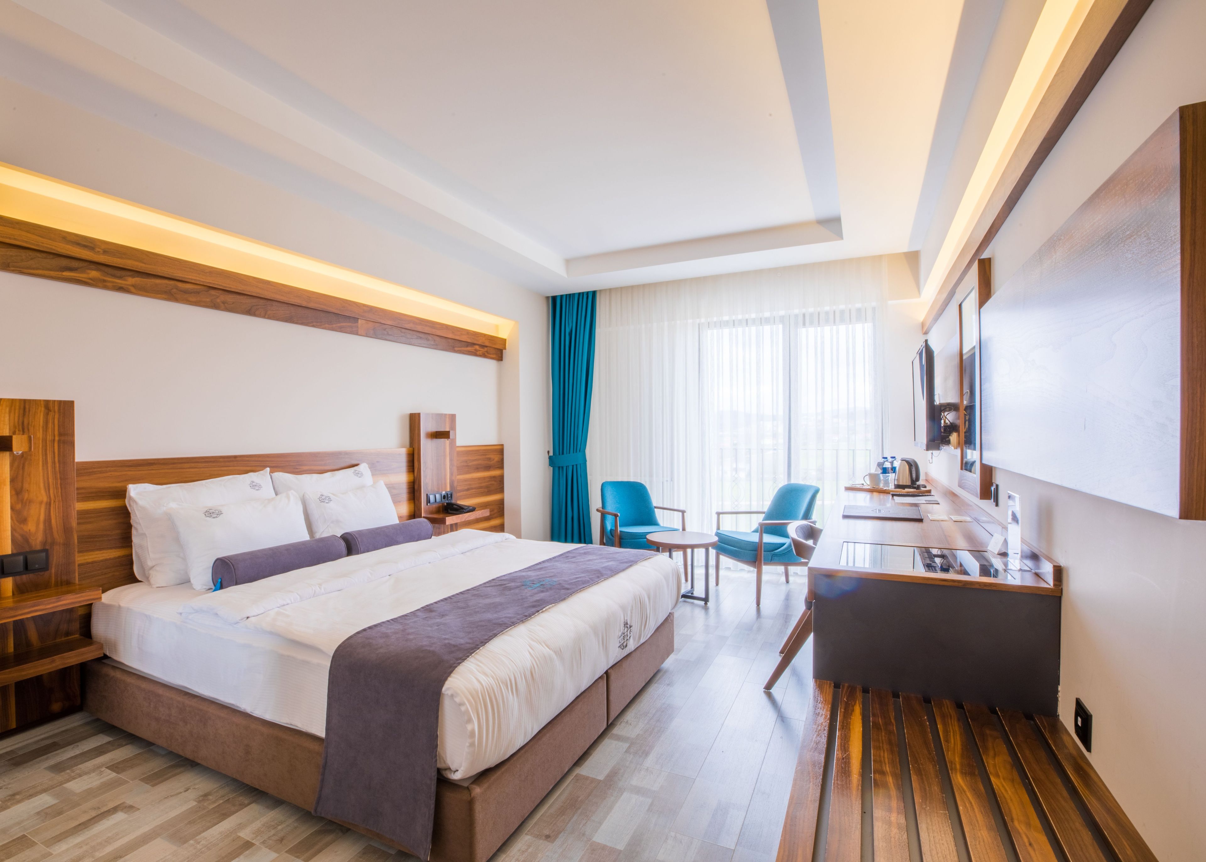 superior tek büyük yataklı oda, özel banyo (sadece engelliler i̇çindir) | 1 bedroom, hypo-allergenic bedding, tempur-pedic beds, minibar