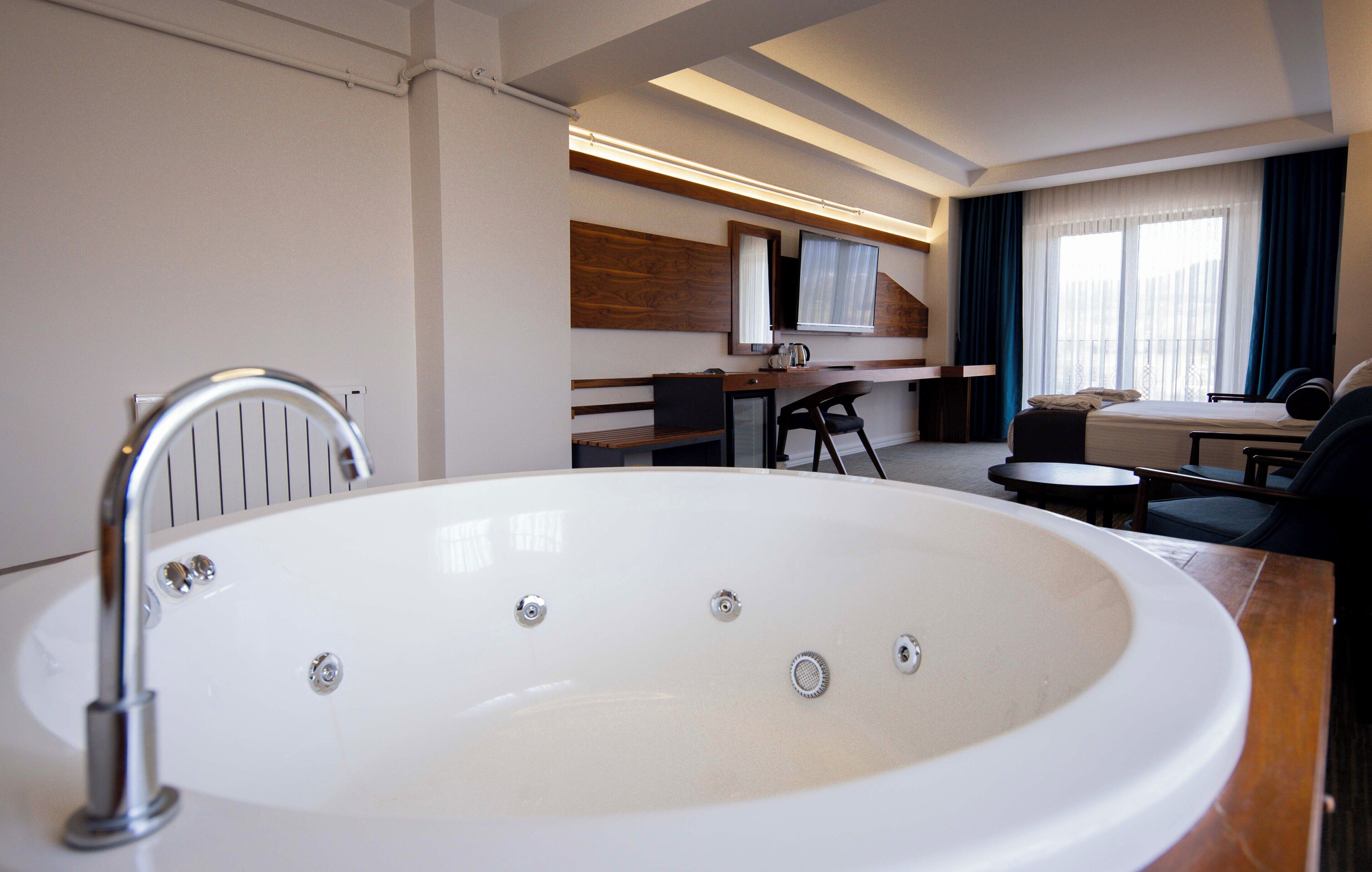 Royal Suite, Pool Access | Hypo-allergenic bedding, Tempur-Pedic beds, minibar, in-room safe