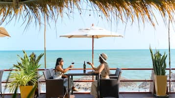 Frühstück, lokale und internationale Küche, Blick auf den Strand 