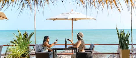 Se sirven desayunos, almuerzos y cenas; con vista a la playa