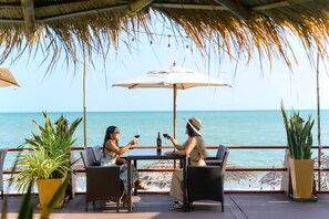 Aamiainen, paikallinen ja kansainvälinen keittiö, näkymät rannalle