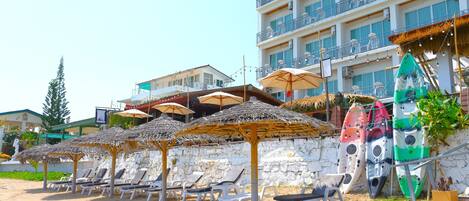 Plage, parasols, serviettes de plage, kayak