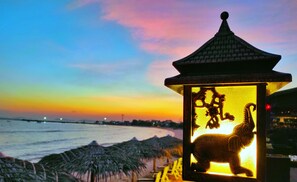 位於海灘上、遮陽傘、海灘浴巾、獨木舟