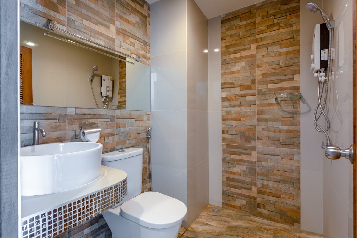 shower, free toiletries, hair dryer, towels