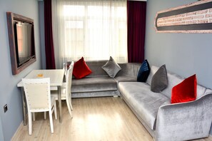 Familieleilighet, 1 soverom, byutsikt | Sengetøy av topp kvalitet, minibarvarer (inkludert) og blendingsgardiner