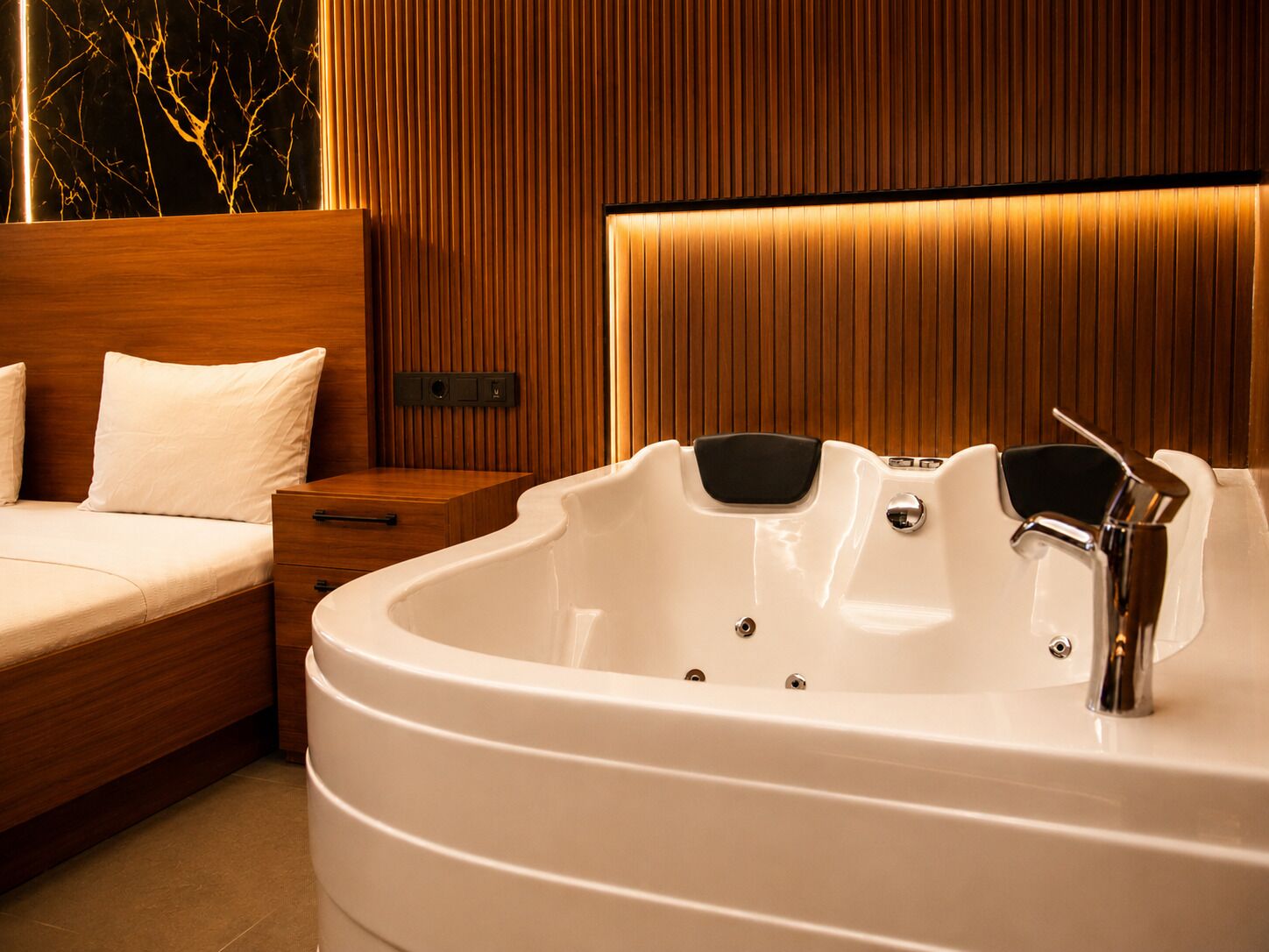 Phòng đôi Deluxe, bồn tắm thủy lực | Phòng tắm | Đồ dùng nhà tắm được thiết kế riêng, máy sấy tóc, dép đi trong nhà 