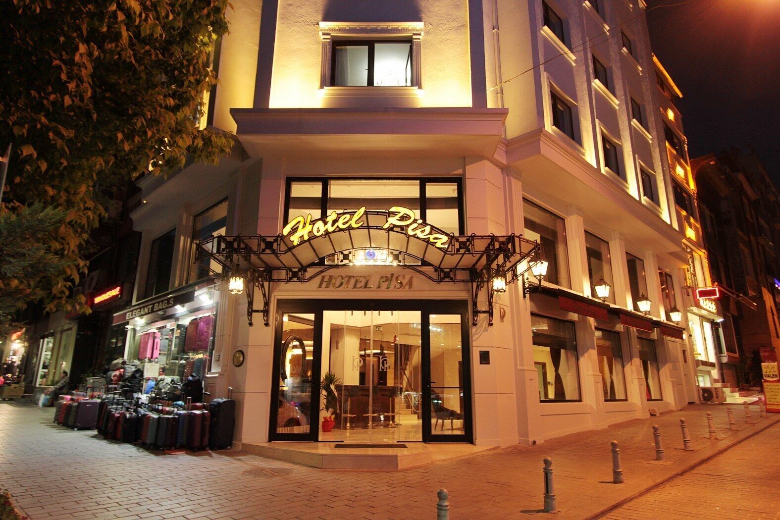 Fassade der Unterkunft – Abend/Nacht