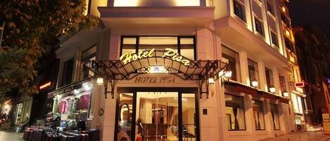 Fassade der Unterkunft – Abend/Nacht