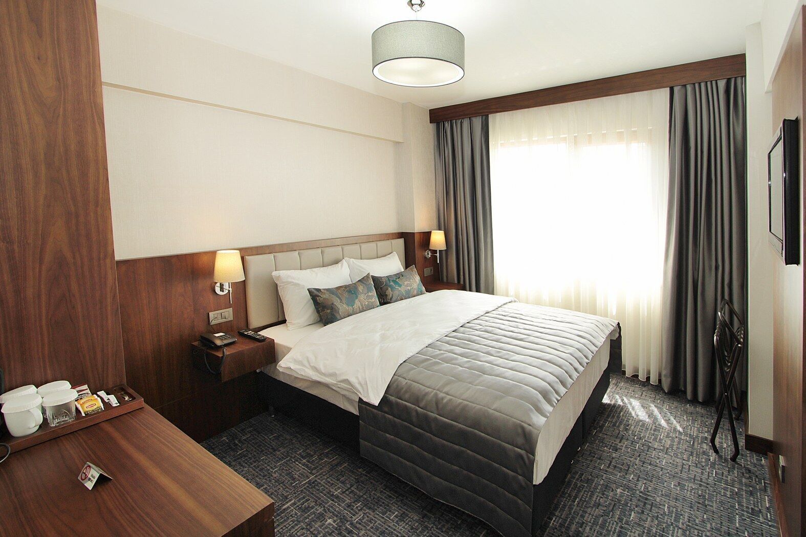 コンフォート ダブルルーム | 高級寝具、ミニバー、セーフティボックス (室内)、遮光カーテン