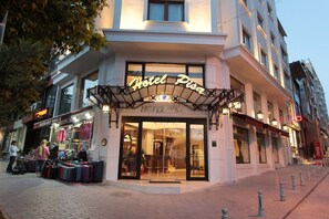 Facciata della struttura - sera/notte