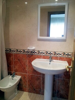 Apartment, 2 Bedrooms, Sea View | Bilik Mandi