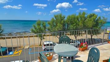 Chambre Panoramique, balcon, vue mer | Terrasse/Patio