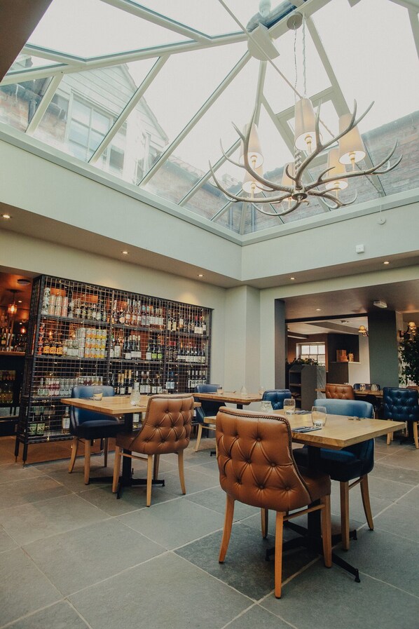 Serveert ontbijt, lunch, diner, Britse gerechten 